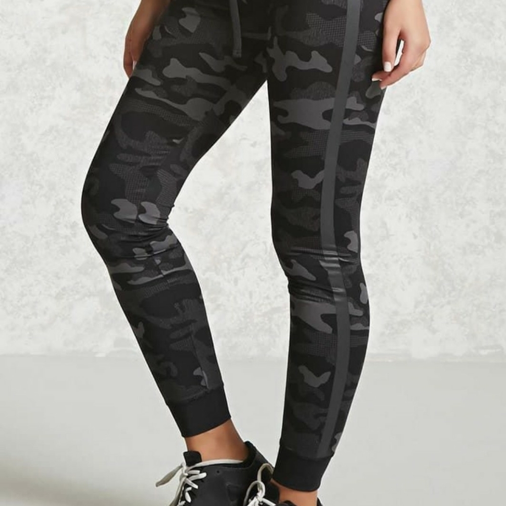 Forever 21 camo leggings size medium - Picture 2 of 5